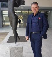 Ένα μοντέρνο γλυπτό της Νίκης της Σαμοθράκης κοσμεί τον προαύλιο χώρο της βιβλιοθήκης της Φιλοσοφικής Σχολής Αθηνών