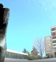 Ένα μοντέρνο γλυπτό της Νίκης της Σαμοθράκης κοσμεί τον προαύλιο χώρο της βιβλιοθήκης της Φιλοσοφικής Σχολής Αθηνών