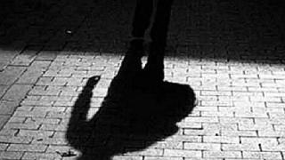 Άντρας με ιατρικη μάσκα και κουκούλα σκορπά τον τρόμο στην Αλεξανδρούπολη
