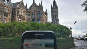 Το Πανεπιστήμιο της Γλασκώβης είναι το τέταρτο αρχαιότερο Πανεπιστήμιο του αγγλόφωνου κόσμου και το δεύτερο αρχαιότερο της Σκωτίας. Εκεί μας πάει βόλτα σήμερα η Μαρία.