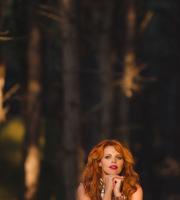 Who is Αγγέλα;