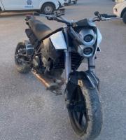 Τρία άτομα πάνω στη μοτοσυκλέτα, προσπάθησαν να διαφύγουν από τους αστυνομικούς. 