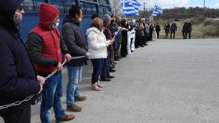 Αλυσοδέθηκαν οι κάτοικοι του Φυλακίου έξω από το ΚΥΤ (photo)