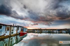 To λιμανάκι δίπλα στις εκβολές του ρέματος της Μαΐστρου.