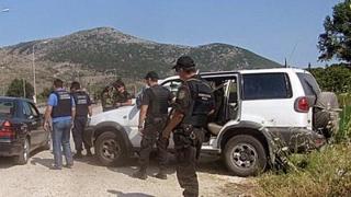 Συναγερμός για μια τζάγκουαρ με ύποπτους τζιχαντιστές.