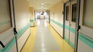 Καταργείται το εισιτήριο των 5 ευρώ στα νοσοκομεία.