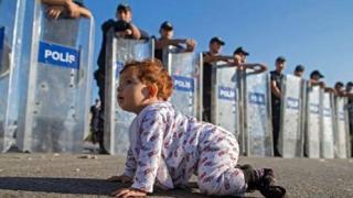 Ακαδημαϊκοί, επιστήμονες και άνθρωποι των τεχνών σε καμπάνια για το άνοιγμα του Φράχτη