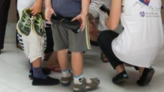 Το "Μαζί για το Παιδί" μοιράζει καινούρια παπούτσια σε άπορα παιδιά, από την Θράκη έως την Κρήτη