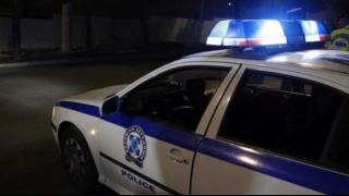 Κρύβονταν μέσα στα χόρτα, ώσπου εμφανίστηκε το μαύρο αυτοκίνητο - Τους έκοψαν το δρόμο οι αστυνομικοί