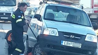 Αλεξανδρούπολη: Πυροσβέστες απεγκλώβισαν σκύλο που είχε "σφηνώσει" κάτω από αυτοκίνητο