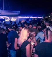 Yacht Club: Η απόλυτη rooftop διασκέδαση!