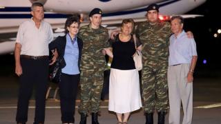 Υποδοχή ηρώων στους δύο Έλληνες στρατιωτικούς τα ξημερώματα της 15ης Αυγούστου 