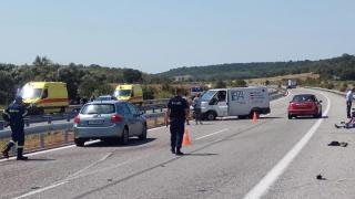 Φορτηγό γεμάτο μετανάστες «καρφώθηκε» σε κιγκλίδωμα στην Εγνατία Οδό