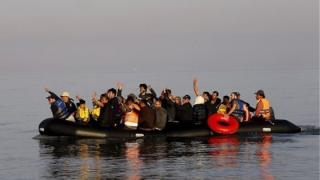 Πρωτοφανές: αστυνομικοί στην Αλεξανδρούπολη αδυνατούν να ταυτοποιήσουν τρανσέξουαλ παράτυπο μετανάστη 