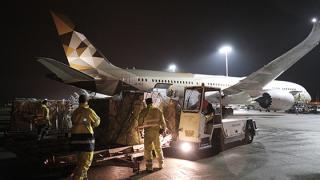 VIDEO: Δωρεά υγειονομικού υλικού από τα Ηνωμένα Αραβικά Εμιράτα για την Ελλάδα