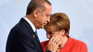 Τουρκικά ΜΜΕ: Ο Ερντογάν θα παραπονεθεί στη Μέρκελ για τον χριστιανικό σταυρό στον Έβρο