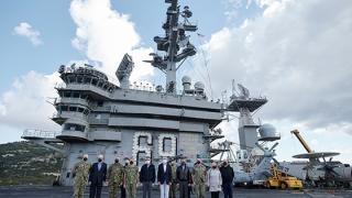 Στο αεροπλανοφόρο του Ναυτικού των Ηνωμένων Πολιτειών USS Eisenhower ο Πρωθυπουργός