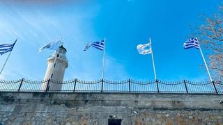 Γαλανόλευκες & λάβαρα του 1821 κυματίζουν στην Αλεξανδρούπολη (video)