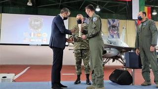 Ο Πρωθυπουργός βράβευσε τον καλύτερο πιλότο του ΝΑΤΟ με άγαλμα της Νίκης της Σαμοθράκης