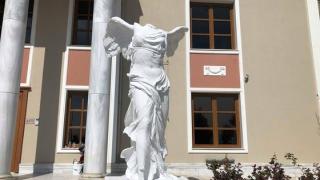 Το πιστό αντίγραφο της "Φτερωτής Νίκης" τοποθετείται στη Σαμοθράκη (+video)
