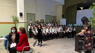 VIDEO: Η Υπουργός Παιδείας Νίκη Κεραμέως άκουσε τα κάλαντα από το 1ο Πειραματικό Δημοτικό