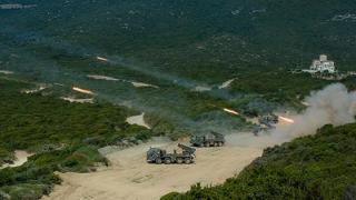 "Άστραψε και βρόντηξε" το Πυροβολικό στο Πεδίο Βολής Πετρωτών (video)