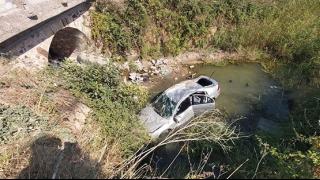 Ένα νεκρός στη γέφυρα της Άνθειας - Έπεσε με ΙΧ στο ποτάμι (φωτο)