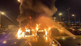 Φωτιά στο πάρκινγκ του αεροδρομίου "Δημόκριτος" - Καίγονται αυτοκίνητα (video)