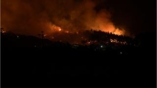 Σε πύρινο κλοιό για 13η μέρα - Ανάμεσα σε Γιαννούλη και Σιδηρώ το κύριο μέτωπο (video)