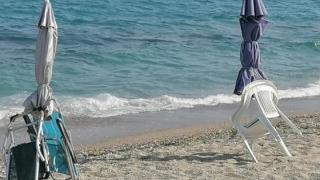 Ξηλώνονται "μόνιμες" ομπρέλες και ξαπλώστρες ιδιωτών, στην παραλία Δικέλλων - Μεσημβρίας