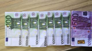 Ξάνθη: Πήρε χαρτονομίσματα των 1.000 δραχμών και έδωσε πλαστά των 100 ευρώ.