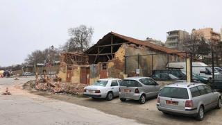 Κατέρρευσε πρόσοψη κτηρίου στο λιμάνι της Αλεξανδρούπολης (video)