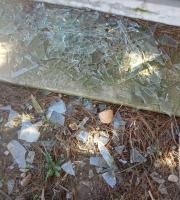 Ασυνείδητοι έκαναν «γυαλιά – καρφιά» το εκδοτήριο εισιτηρίων του Αλτιναλμάζη (φωτο)