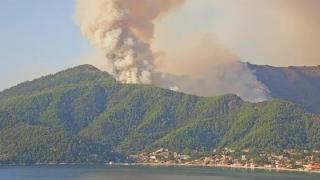Συνεχίζεται η μάχη με τις φλόγες στη Θάσο - Μήνυμα από το 112 για εκκένωση οικισμού
