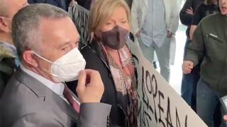 Με αποδοκιμασίες & γιουχαρίσματα υποδέχθηκαν την αναπληρώτρια υπουργό Υγείας οι φοιτητές στο ΠΓΝΑ (video)