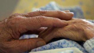Βρέθηκε η οικογένεια της ηλικιωμένης που εντοπίστηκε λιπόθυμη σε παραλία της Αλεξανδρούπολης