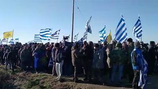 Με ελληνικές σημαίες εκατοντάδες Εβρίτες διαμαρτύρονται έξω από το ΚΥΤ Φυλακίου (video)