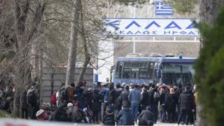 Ολονύχτια μάχη στον Έβρο για να μην περάσουν οι παράνομοι μετανάστες: Παραμένουν στην ουδέτερη ζώνη (video) 