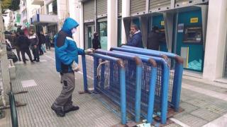 Αλεξανδρούπολη: Τοποθετήθηκαν κιγκλιδώματα έξω από τις τράπεζες