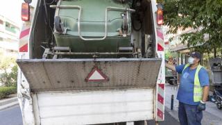 Ειδικά οχήματα «σαρώνουν» τους δρόμους και απολυμαίνουν τους κάδους στο δήμο Αλεξανδρούπολης