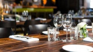 Εστίαση: Τι πρέπει να προσέχουν οι πελάτες σε καφέ, εστιατόρια και μπαρ – Οι 10 οδηγίες του ΕΦΕΤ