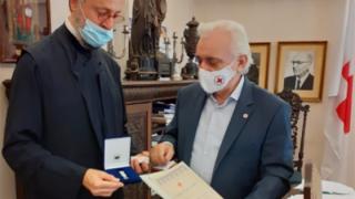Ύψιστη διάκριση για τον Αρχιμ. Απόστολο Καβαλιώτη - Του απονεμήθηκε το αργυρό παράσημο από τον ΕΕΣ