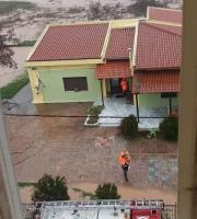 Οι πυροσβέστες απεγκλωβίζουν τα μικρά παιδιά από το νηπιαγωγείο του Απαλού.