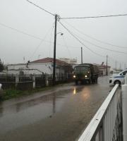 Στρατιωτικά οχήματα μεταφέρουν τους μαθητές του Απαλού από το σχολείο στην εκκλησία του χωριού.