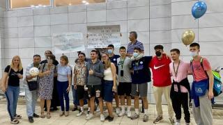 Επέστρεψαν στην Αλεξανδρούπολη οι αθλητές του 3ου ΓΕΛ - Συγκινητικές στιγμές στο αεροδρόμιο
