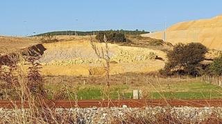 Αλεξανδρούπολη: Η παράνομη χωματερή κάτω από την ΜΕΑ επεκτείνεται επικίνδυνα