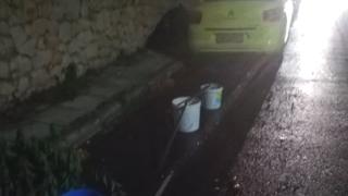 Με καρέκλες, κουβάδες και καφάσια λύνουν το πρόβλημα του πάρκινγκ στην Αλεξανδρούπολη