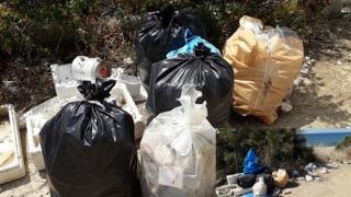Ντροπιαστική η εικόνα των σκουπιδιών στη Μεσημβρία - Η εθελόντρια τα μάζεψε και μια εβδομάδα τώρα περιμένει το απορριμματοφόρο
