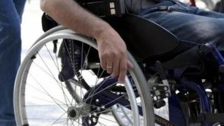 Τα πλαστικά καπάκια χάρισαν στους συμπολίτες μας ένα αναπηρικό αμαξίδιο & μια ειδική περπατούρα