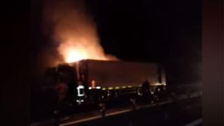 Στις φλόγες τυλίχθηκε νταλίκα στην Εγνατία Οδό (Video)